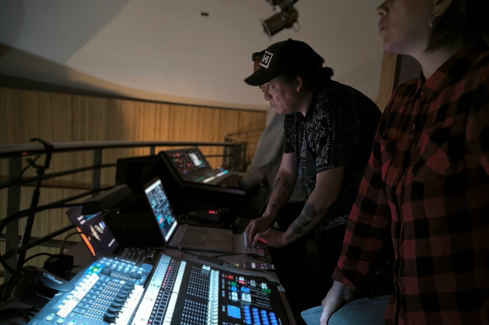 Álvaro Pavéz trabajando con computadores y equipos de control durante Concierto Cielos