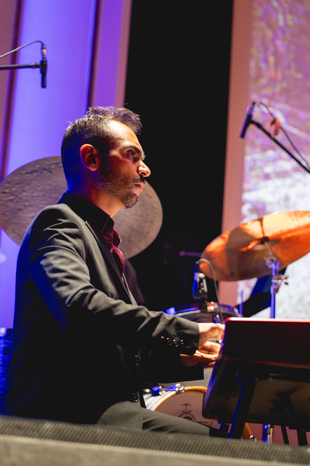 Pablo Ariel López interpretando el piano en Concierto Cielos