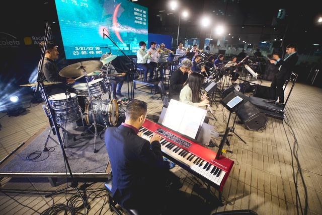 Concierto Cielos 2025: Orquesta, batería y piano durante el concierto