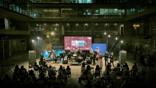 Concierto Cielos 2025: elenco y público al cierre del concierto en Recoleta