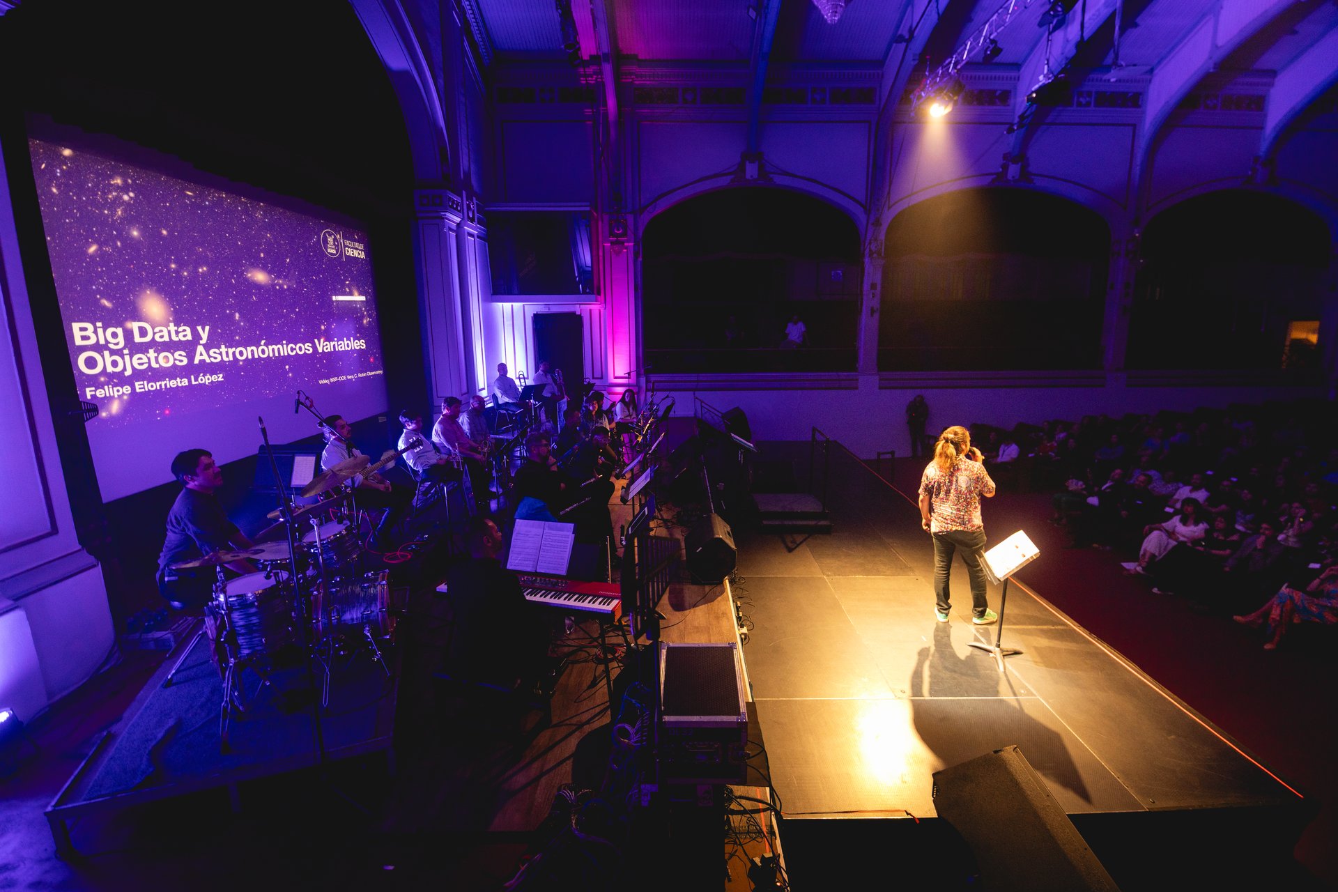 Charla científica, orquesta y público en Concierto Cielos, Aula Magna Usach