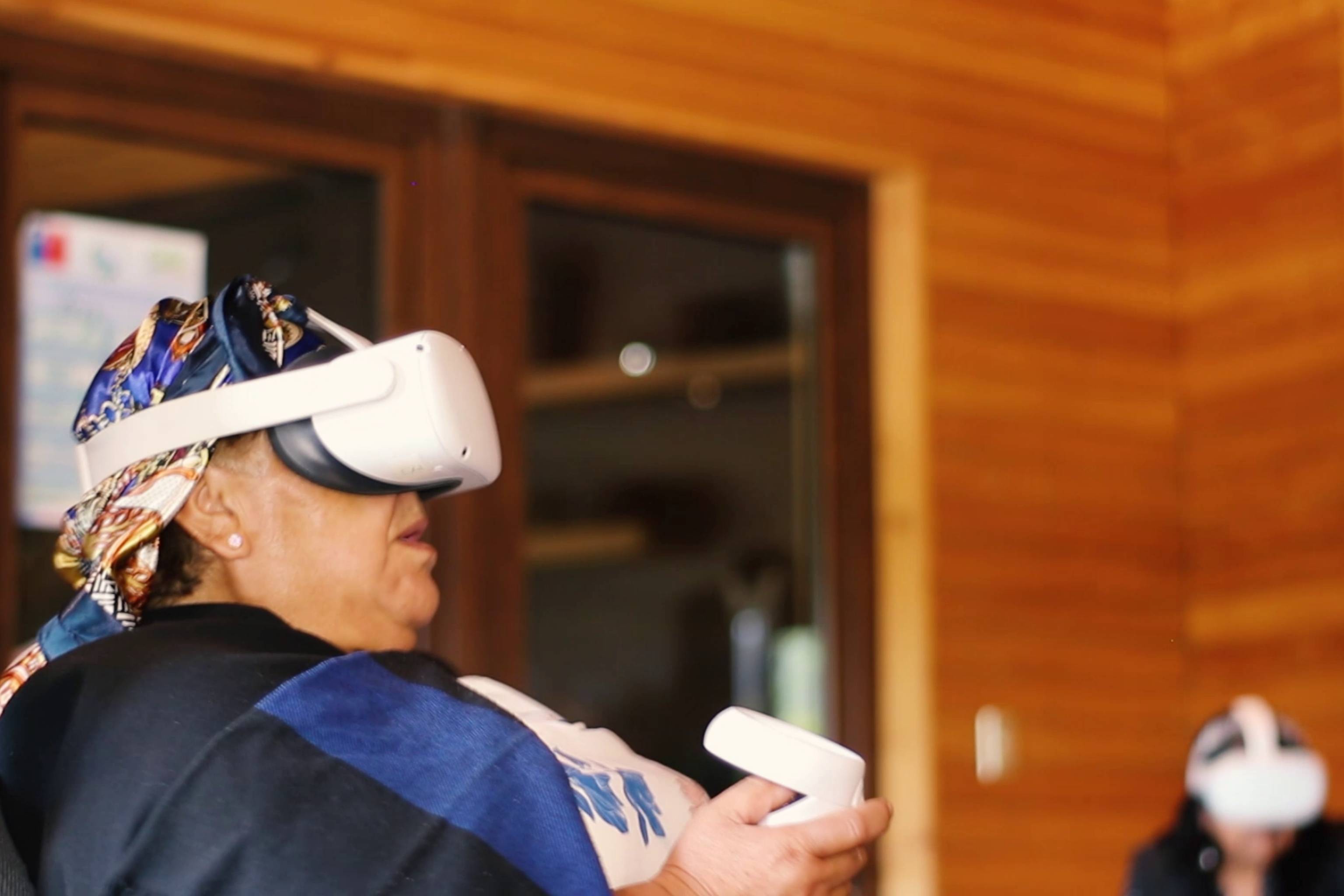 Imagen de persona Mapucha con lentes de realidad virtual experimentando el Explorando el Wenumapu